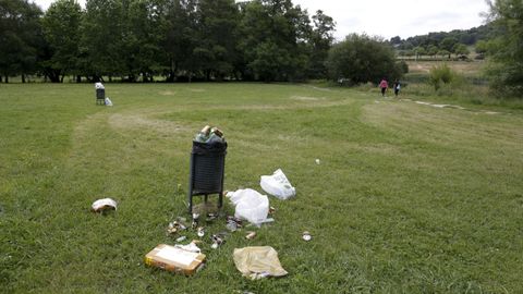 Basura en la zona de baño de Os Robles