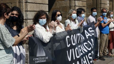 Representantes de todos los grupos del Ayuntamiento de Santiago en la concentración celebrada este viernes contra la violencia machista