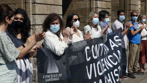 Representantes de todos los grupos del Ayuntamiento de Santiago en la concentracin celebrada este viernes contra la violencia machista