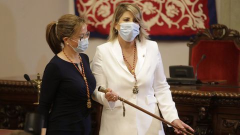 La nueva alcaldesa de Cartagena, Noelia Arroyo (d), sostiene el bastón de mando junto a su predecesora Ana Belén Castejón, tras su toma de posesión durante la sesión plenaria celebrada este sábado en el Consistorio