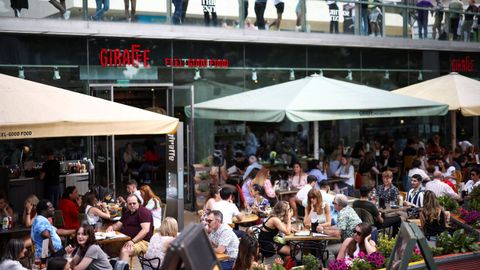 Las aglomeraciones, al margen de la variante, han contribuido al avance de la epidemia en el Reino Unido, como se ve en esta terraza de Londres