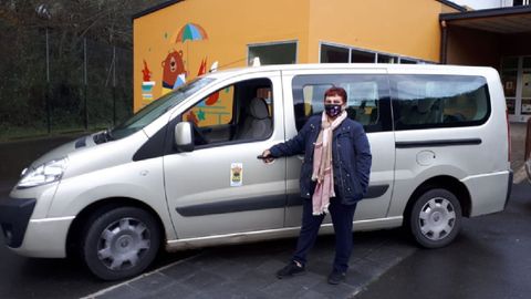 Uno de los vehículos que cubren el servicio de transporte escolar en el municipio de Folgoso do Courel