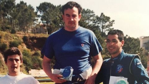 Víctor Magariños, el piloto fallecido, en el centro de la imagen, en el número uno de un podio hace años en una prueba de slalom en O Salnés
