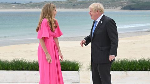 Johnson (en la foto, con su esposa, Carrie) es el anfitrión de la cumbre del G7 en Cornualles, que se celebra en un momento álgido de la tensión con Irlanda del Norte