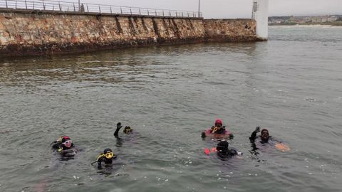 Un grupo de submarinistas voluntarios, con el apoyo desde tierra de otros voluntarios, llevó a cabo ayer una limpieza de los fondos marinos de Porto Chico, en Foz