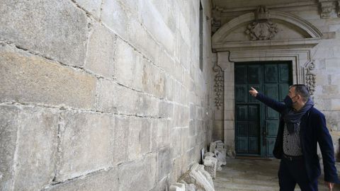 César Carnero señala la pared barroca tras la que se esconde la puerta románica