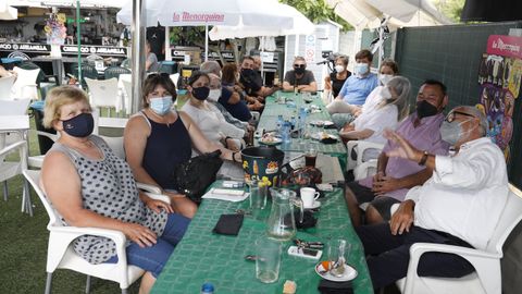 Un grupo de amigos en un chiringuito de Cangas