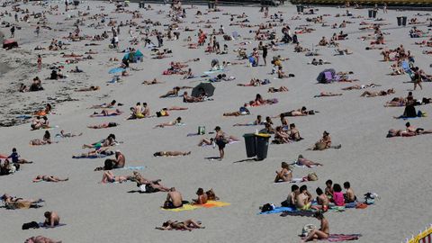 Separaciones en la playa de Riazor, en A Coruña