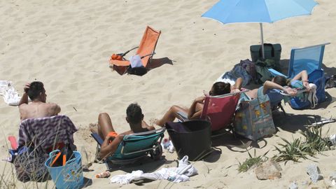 Un grupo disfrutando de la playa en Doniños
