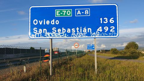 Señla de limitación de velocidad (120 por hora) en la entrada al puente de los Santos