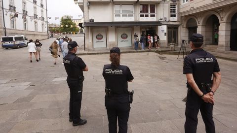 La Policía Autonómica vigilando el exterior del pub