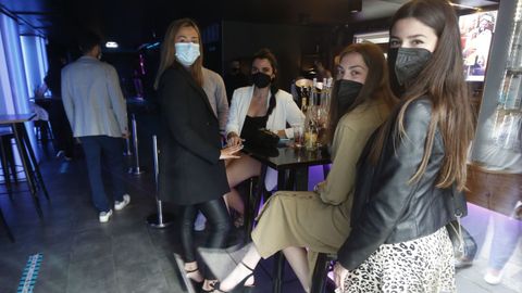 Un grupo de amigas dentro del pub Anagrama