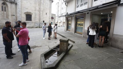 Los clientes antes de entrar en el pub