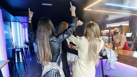 Los primeros bailes en el pub Anagrama de Lugo