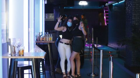 Un grupo de amigas dentro del pub Anagrama