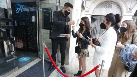 Los clientes antes de entrar en el pub con el control previo
