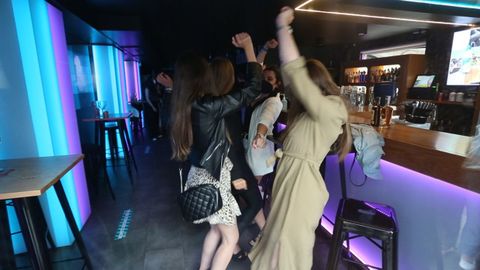 «Nos habíamos olvidado de cómo se baila», exclamó una chica en el pub lucense Anagrama