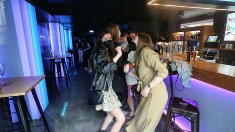 Jóvenes bailando en el Anagrama