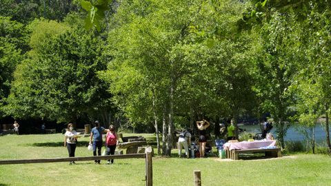 A la orilla del Eume, en el corazón de As Fragas, una zona de descanso tiene mesas, bancos y fuentes