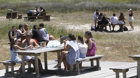 El aparcamiento de la playa de Doniños, en Ferrol, cuenta con un parque de juegos y un amplio merendero
