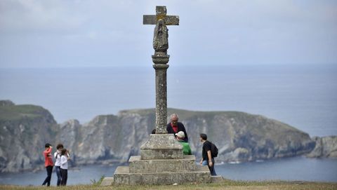También de tradición religiosa, San Antón, en Cedeira, flanquea la entrada de la ría con unas vistas privilegiadas