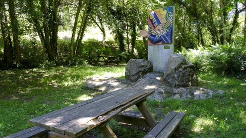 A quienes se adentren en los senderos de Esmelle, en Ferrol, el mago Merlín los acompañará durante el descanso