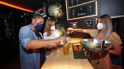 Los primeros clientes en la reactivación del ocio nocturno en el pub La Pomada de Pontevedra