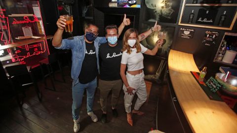 Los primeros clientes en la reactivación del ocio nocturno en el pub La Pomada de Pontevedra