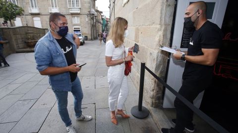 Los primeros clientes en la reactivación del ocio nocturno en el pub La Pomada de Pontevedra