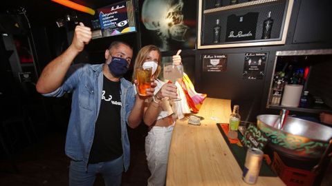 Los primeros clientes en la reactivación del ocio nocturno en el pub La Pomada de Pontevedra