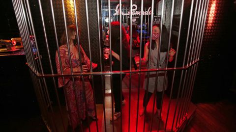 Los primeros clientes en la reactivación del ocio nocturno en el pub La Pomada de Pontevedra, en una prueba piloto