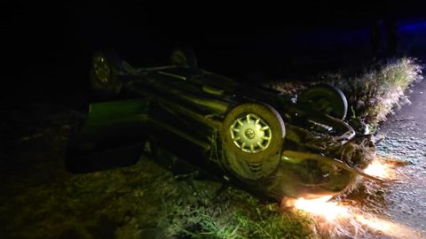 Vuelvo de un turismo en la carretera LU-P-6517 (Mourence - Santaballa), término municipal de Vilalba