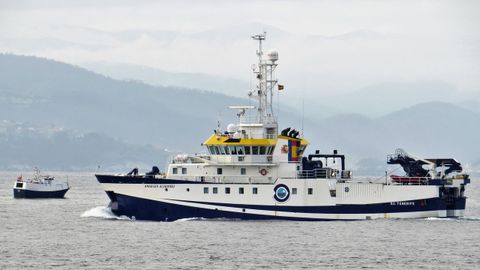 El Ángeles Alvariño pudo verse navegando en aguas de A Mariña a finales del pasado mes de abril, momento al que corresponde la imagen