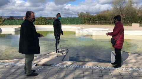 Los ediles de Urbanismo y Servizos Públicos Estruturais, Ramón Gómez y Rafa Penabad, visitando la piscina con la alcaldesa, Elvira Lama