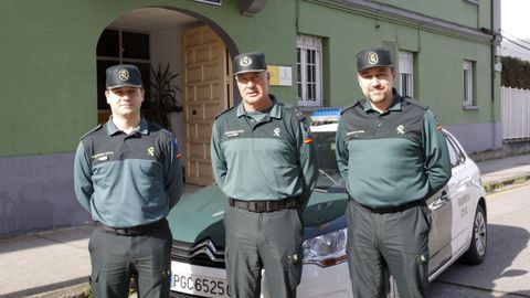 Héctor Méndez y Ramón Peña (izquierda y derecha), formadores de la Guardia Civil que ofrecieron varias charlas en A Mariña dirigidas a familias recientemente