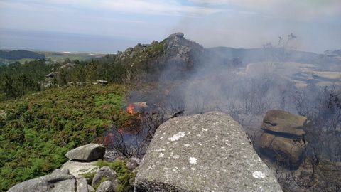Incendio en los Penedos de Pasarela y Traba