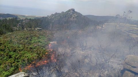Incendio en los Penedos de Pasarela y Traba