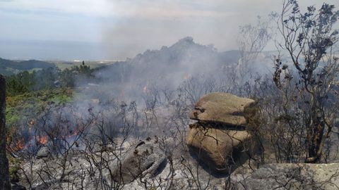 Incendio en los Penedos de Pasarela y Traba