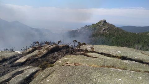 Incendio en los Penedos de Pasarela y Traba