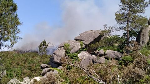 Incendio en los Penedos de Pasarela y Traba