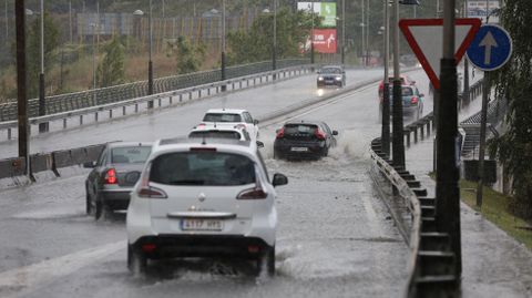 Temporal en Ourense.El Puente Viejo, inundado de agua