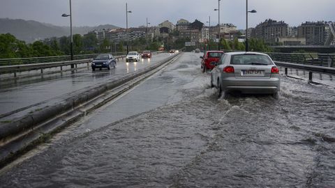 Temporal en Ourense.El Puente Viejo, inundado