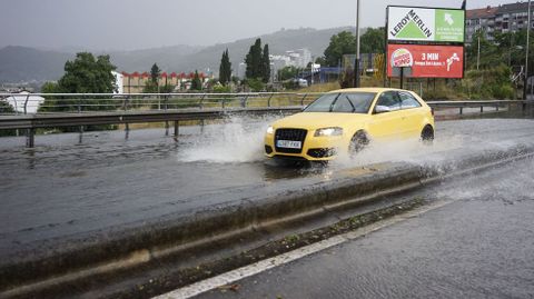 Uno de los accesos a la ciudad, inundado