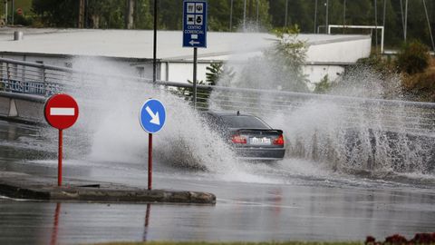 Una de las salidas de la ciudad hacia la N-120, inundada