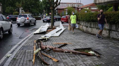 El viento arrancó chapas de varios tejados, que cayeron a la calle