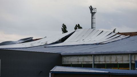El viento arrancó el tejado de la piscina Rosario Dueñas