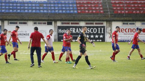 Los futbolistas de Currás se marcharon ovacionados de su último partido este curso en O Couto