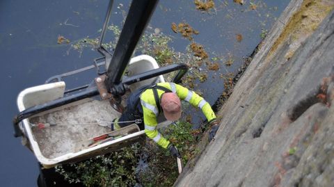 Limpieza de la vegetación adosada al puente viejo, en una imagen de archivo