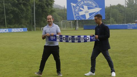 Borja Jiménez (derecha) junto a su segundo, Álex Martínez, en la ciudad deportiva de Abegondo