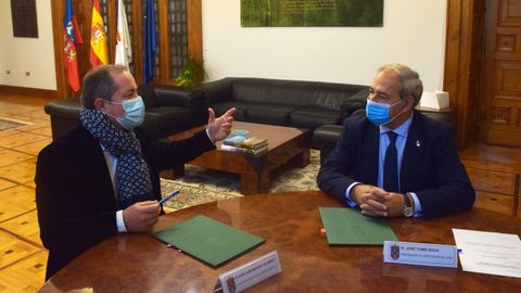 El presidente de la Diputación (a la derecha) con el alcalde de A Pobra, tras la modificación del convenio